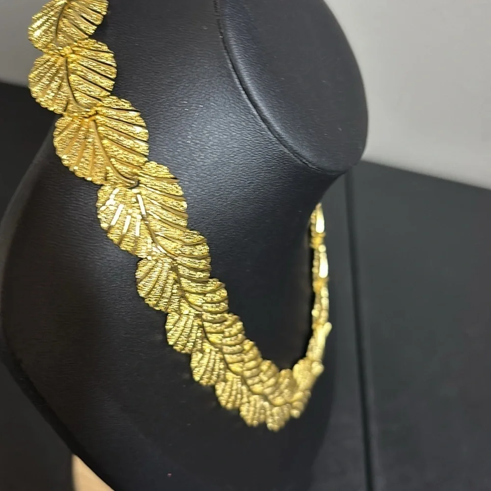 Vintage Overlapping Gold Tone Leaf Leaves Statement Regal Necklace